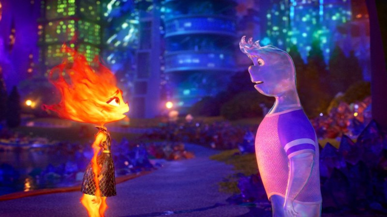 Karakter Ember dan Wade dalam film animasi Disney dan Pixar "Elemental: Forces of Nature" (2023) karya sutradara Peter Sohn. (ANTARA/HO-Disney/Pixar)