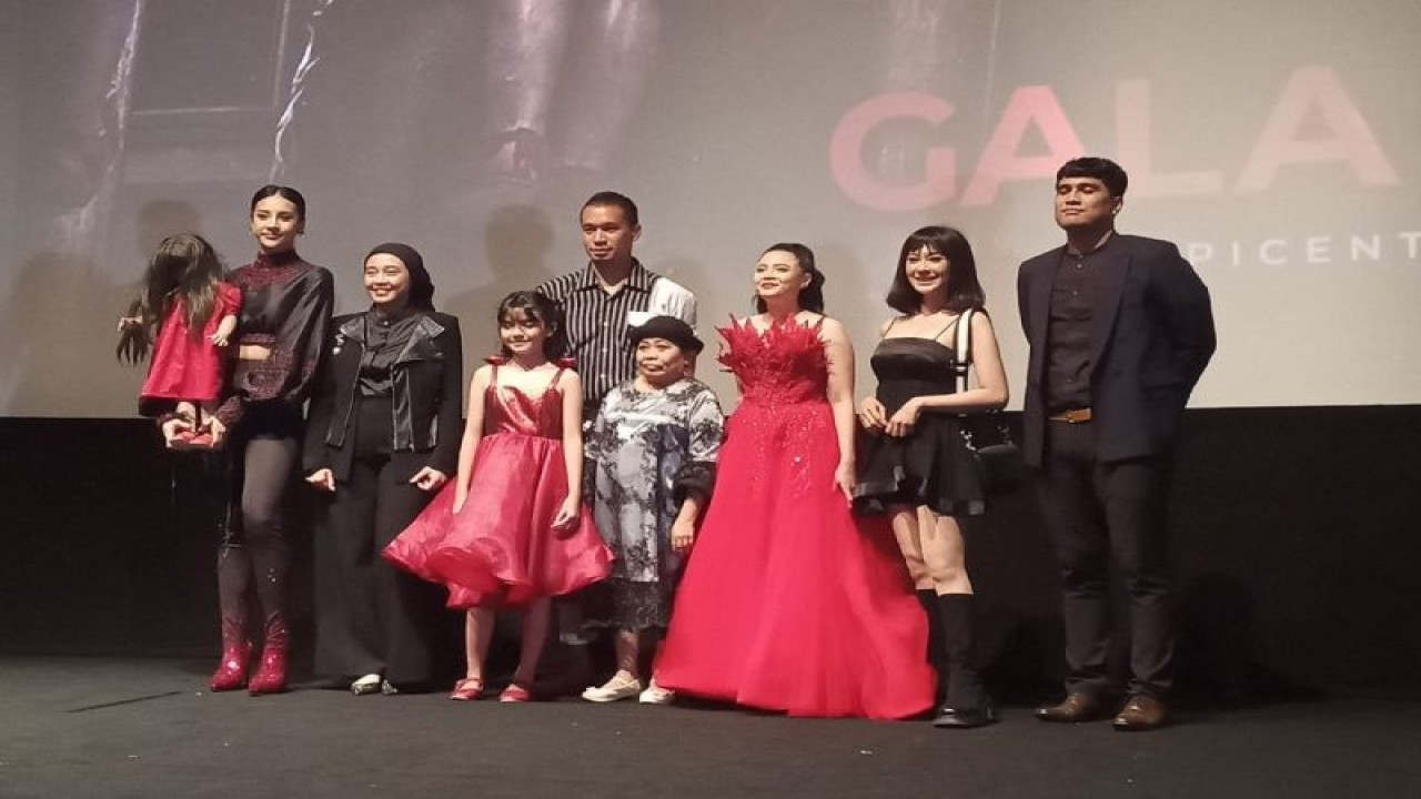Para pemeran film "Spirit Doll" pada acara Gala Premiere "Spirit Doll" di XXI Epicentrum, Jakarta Selatan pada Rabu (31/5). (ANTARA/Farhan Arda Nugraha)