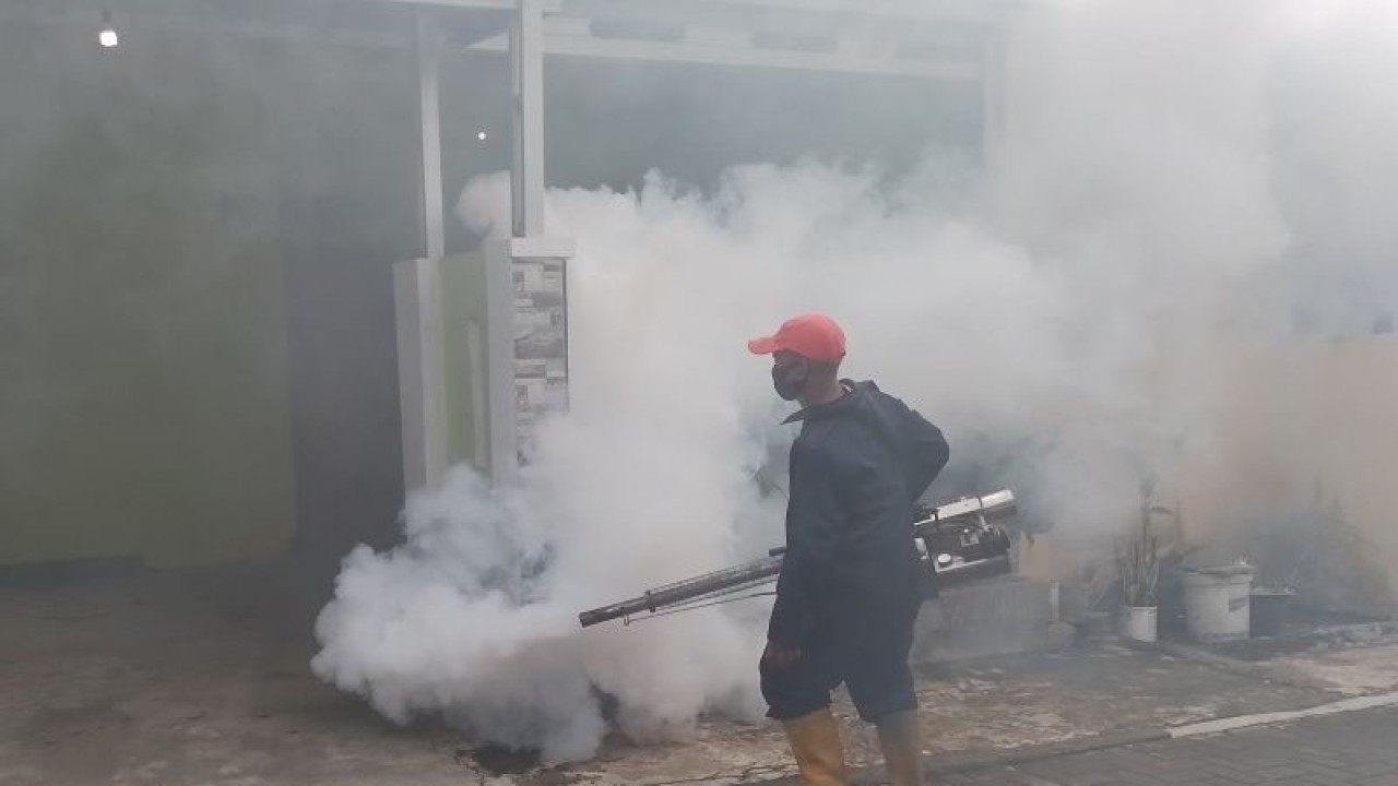Petugas melakukan pengasapan cegah wabah DBD di Malayu, Kecamatan Tarogong Kaler, Kabupaten Garut, Jawa Barat beberapa waktu lalu. (ANTARA/Feri Purnama)