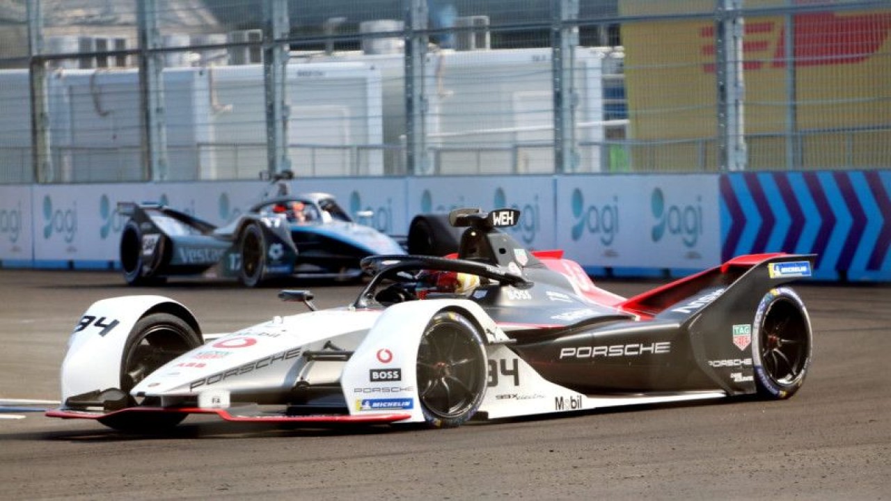 Pebalap Formula E melakukan uji coba di sirkuit AGI Jakarta International E-Prix Circuit, Ancol, Kamis (1/6/2023). (HO)