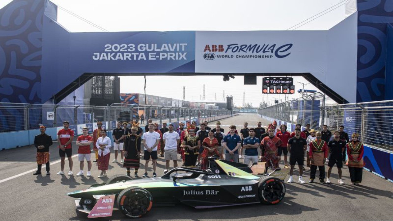 22 pembalap dunia Formula E bersama 22 putra putri terbaik bangsa berkostum adat nasional mengikuti sesi foto Formula E 2023 Jakarta di AGI Jakarta International E-Prix Circuit (JIEC), Jakarta, Jumat (2/6/2023). ANTARA FOTO/Aprillio Akbar/hp.