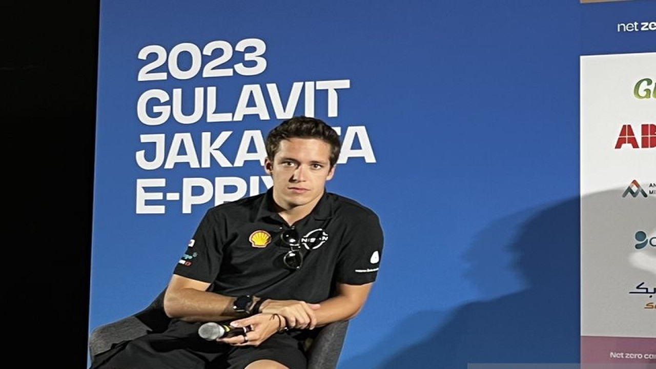 Pebalap Nissan Formula E Sacha Fenestraz saat menghadiri konferensi pers jelang sesi latihan bebas (free practice/FP) Jakarta E-Prix atau Formula E Jakarta di kawasan Ancol, Jakarta, Jumat (2/6/2023). (ANTARA/Arnidhya Nur Zhafira)