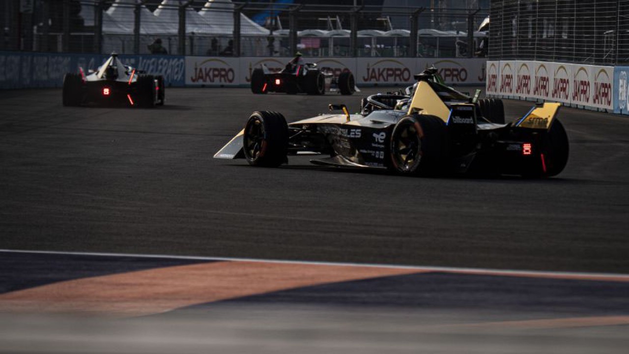 Sejumlah pembalap melaju dalam sesi latihan bebas pada balapan Formula E 2023 Jakarta di Jakarta International E-Prix Circuit (JIEC), Jakarta, Jumat (2/6/2023). ANTARA FOTO/Aprillio Akbar/nz