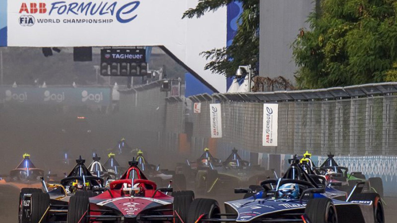 Sejumlah pembalap memacu kecepatannya saat balapan Formula E 2023 Jakarta seri ke-11 di Jakarta International E-Prix Circuit (JIEC), Jakarta, Minggu (4/6/2023). (ANTARA FOTO/M Risyal Hidayat/rwa)