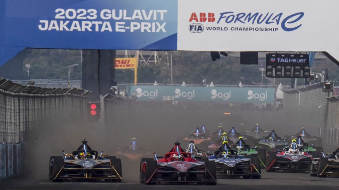 Sejumlah pembalap memacu kecepatannya saat balapan Formula E 2023 Jakarta seri ke-11 di Jakarta International E-Prix Circuit (JIEC), Jakarta, Minggu (4/6/2023). ANTARA FOTO/M Risyal Hidayat/YU