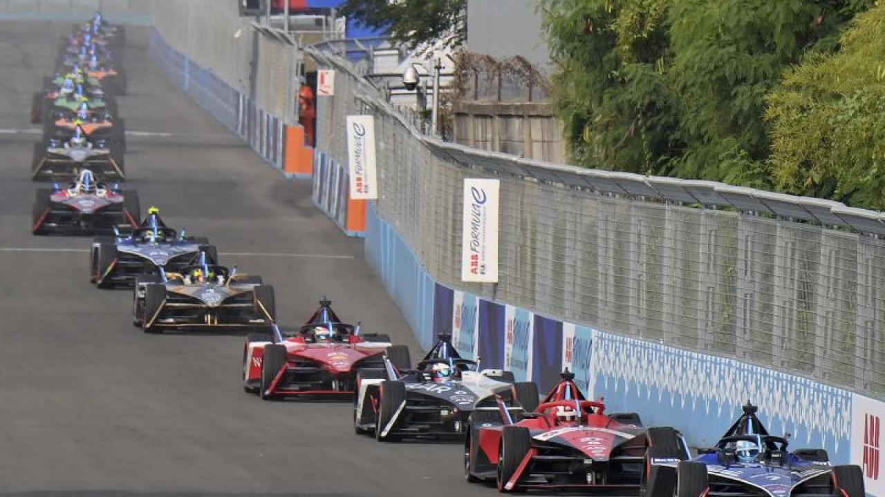 Ilustrasi - Sejumlah pembalap memacu kecepatannya saat balapan Formula E 2023 Jakarta seri ke-11 di Jakarta International E-Prix Circuit (JIEC), Jakarta, Minggu (4/6/2023). P ANTARA FOTO/M Risyal Hidayat/aww.