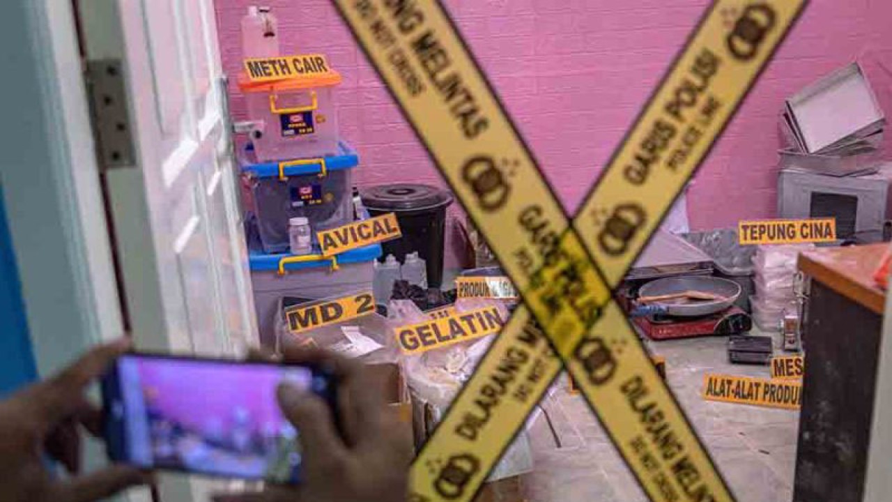 Wartawan memotret sebuah kamar pembuatan pil ekstasi di Pedurungan, Kota Semarang, Jawa Tengah, Jumat (2/6/2023). Ditipidna Bareskrim Polri bekerja sama dengan Bea dan Cukai, Ditresnarkoba Polda Banten dan Polda Jateng berhasil mengungkap pabrik ekstasi di Tangerang dan di Semarang, dengan barang bukti di Semarang di antaranya yakni penangkapan dua tersangka, 9.517 butir pil ekstasi siap edar serta berbagai macam bahan baku pil ekstasi dari luar negeri di sebuah rumah kontrakan yang dijadikan pabrik produksi. ANTARA FOTO/Aji Styawan/rwa.