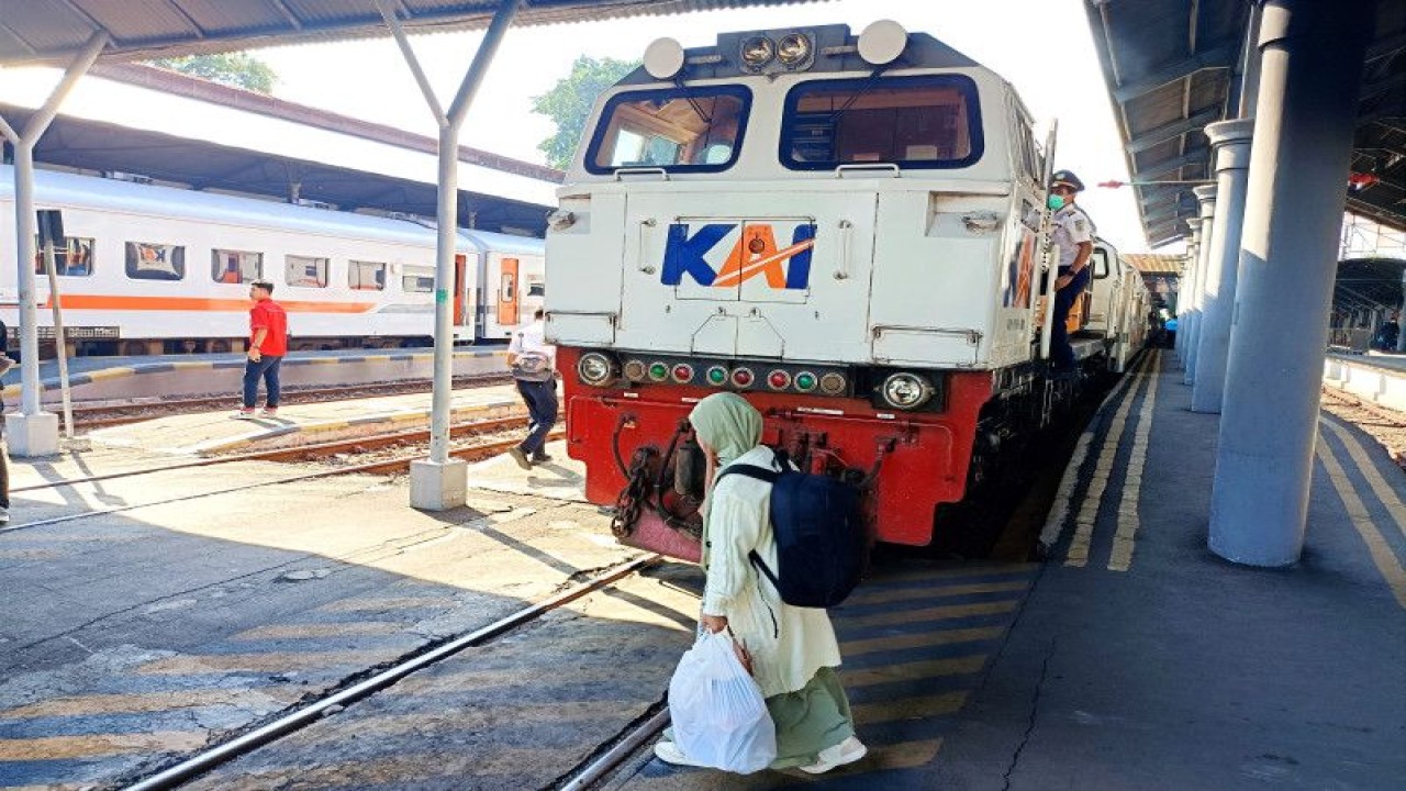 Foto Arsip - Penumpang melintas di jalur kereta api di Stasiun Gubeng Surabaya. (ANTARA/Naufal Ammar Imaduddin)