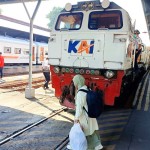 Foto Arsip - Penumpang melintas di jalur kereta api di Stasiun Gubeng Surabaya. (ANTARA/Naufal Ammar Imaduddin)-1687770594