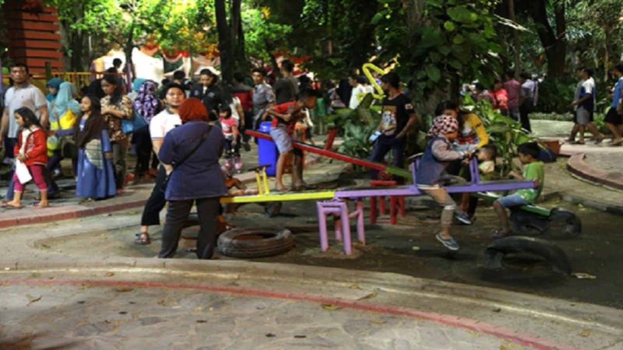 Foto Arsip - Sejumlah anak sedang bermain di Taman Bungkul Kota Surabaya. (ANTARA/HO-Diskominfo Surabaya)