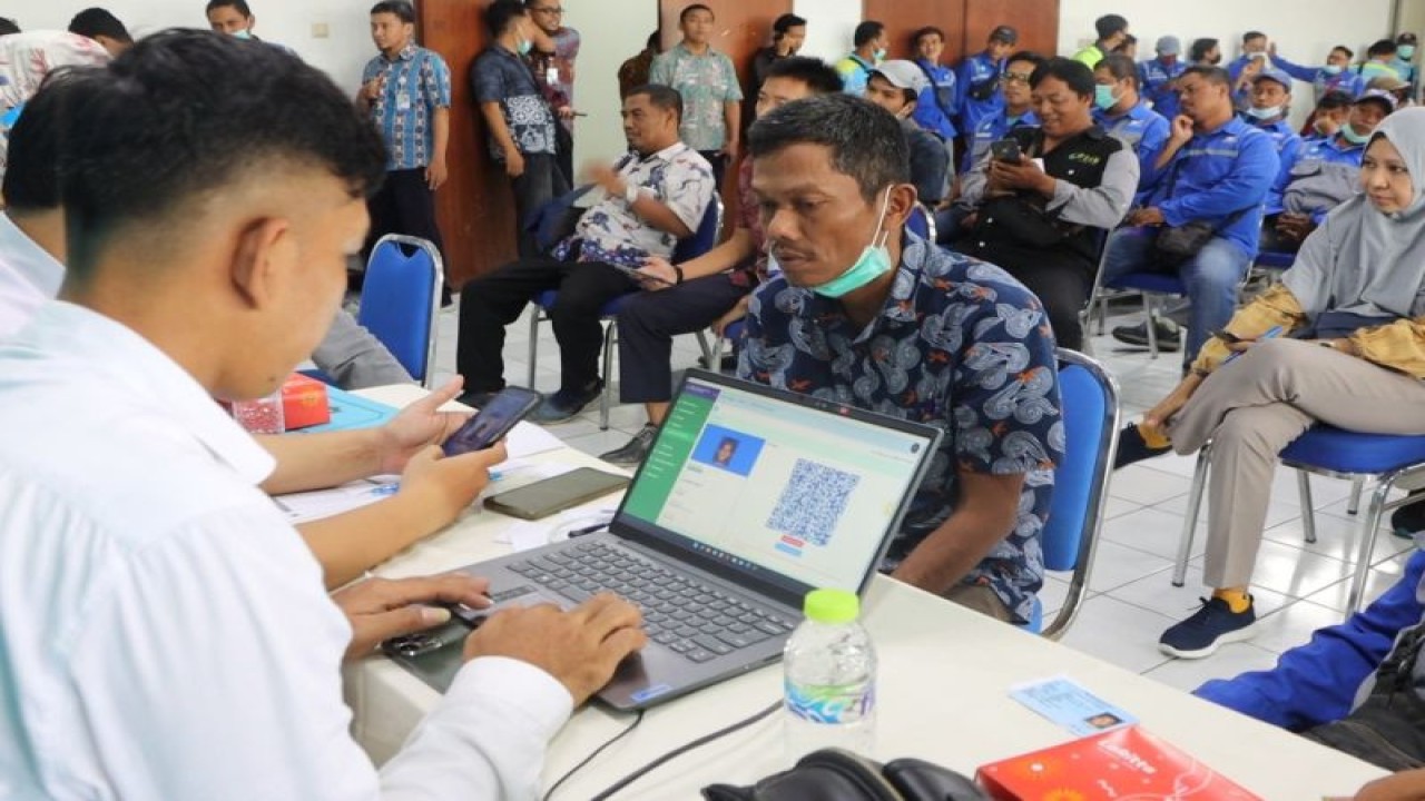 Foto Arsip - Sejumlah warga mengaktivasi Identitas Kependudukan Digital (IKD) di Kota Surabaya. (ANTARA/HO-Diskominfo Surabaya)