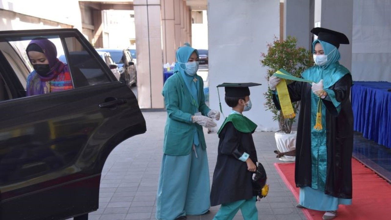 Arsip Foto - Acara wisuda lulusan taman kanak-kanak dilaksanakan secara lantatur di pelataran Raz Plaza, Kota Medan, Provinsi Sumatera Utara, Kamis (24/6/2021), semasa pandemi COVID-19. (ANTARA FOTO/Fransisco Carolio/Lmo/aww)
