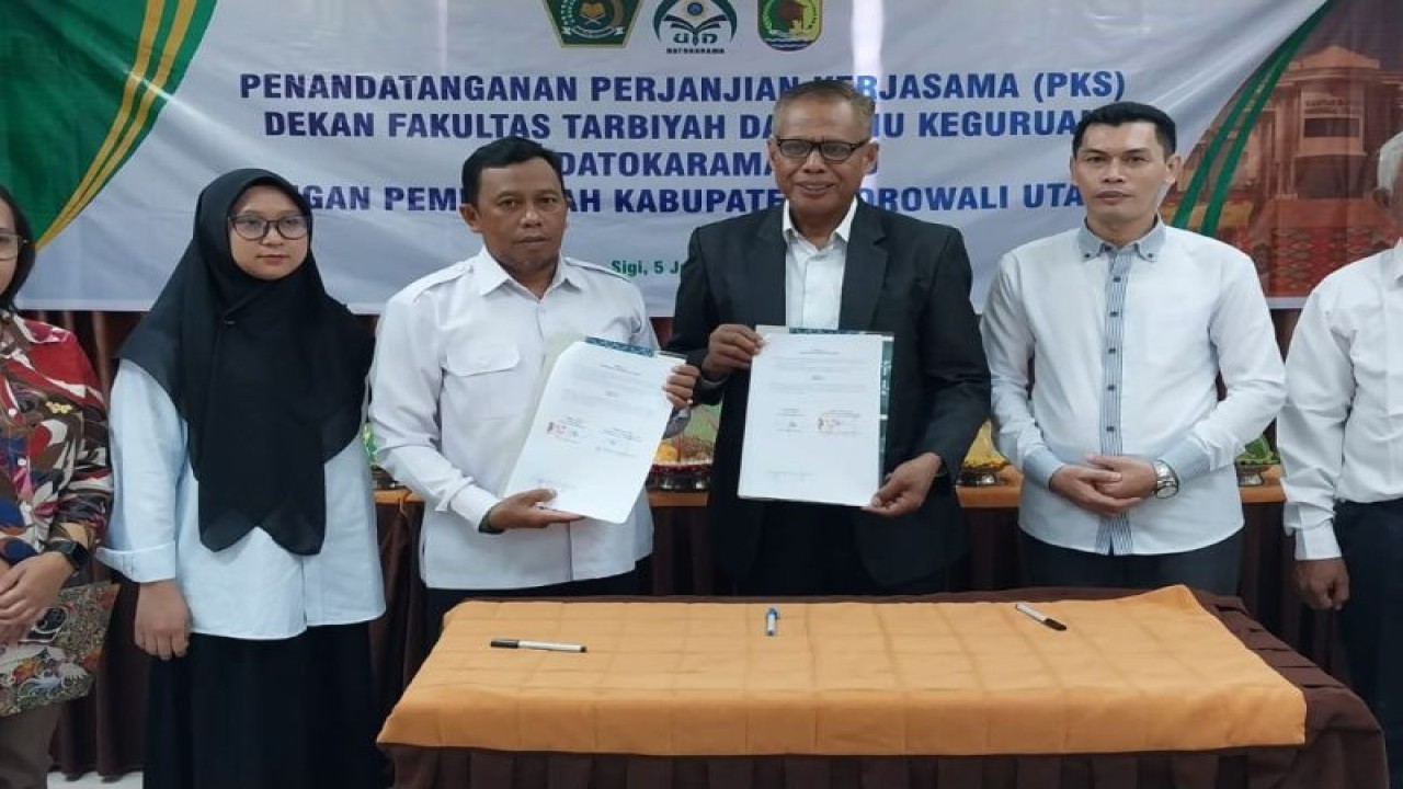 Kepala Dinas Pendidikan dan Kebudayaan Morowali Utara, Moh Ridwan (kanan) foto bersama Dekan FTIK UIN Palu Askar sambil memperlihatkan naskah perjanjian kerja sama yang ditandatangani dua pihak di Sigi, Senin (5/6/2023). (ANTARA/HO-FTIK UIN Datokarama