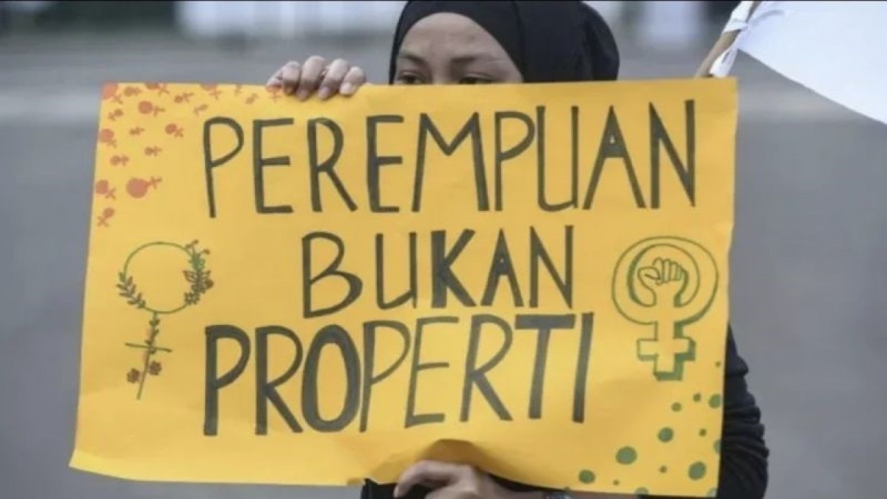 Ilustrasi - Seorang perempuan membentangkan poster saat melakukan aksi unjuk rasa menyuarakan kesetaraan gender, perlawanan atas kekerasan seksual terhadap perempuan, dan ekspoitasi perempuan. (ANTARA FOTO/Hafidz Mubarak A/foc)