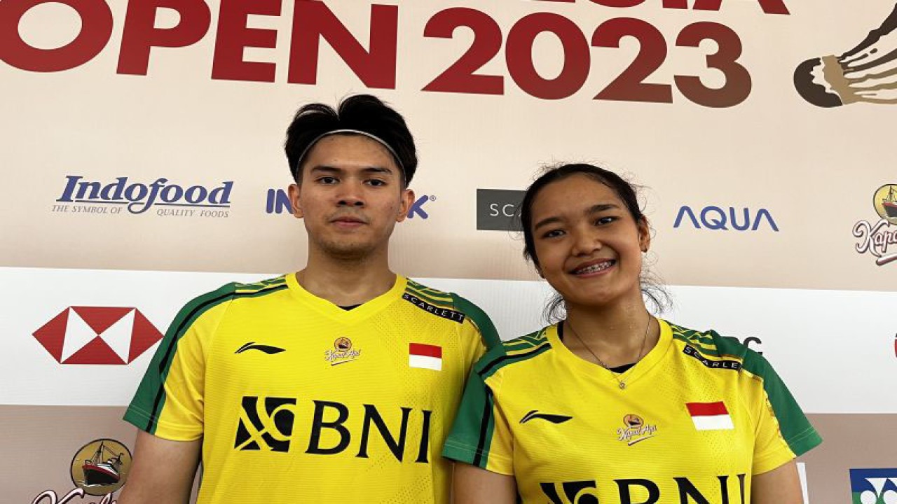 Pasangan ganda campuran Indonesia Adnan Maulana/Nita Violina Marwah saat ditemui usai wawancara singkat di Istora Senayan Jakarta, Selasa (13/6/2023). (ANTARA/Arnidhya Nur Zhafira)