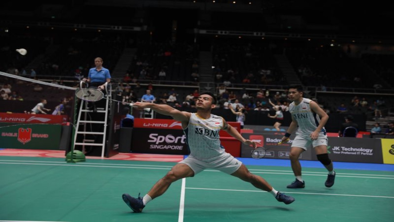 Ganda putra Pramudya Kusumawardana/Yeremia Erich Yoche Yacob Rambitan unggul atas Kim Astrup/Anders Skaarup Rasmusen (Denmark) pada babak pertama Singapore Open 2023, Rabu. (ANTARA/HO-PP PBSI)