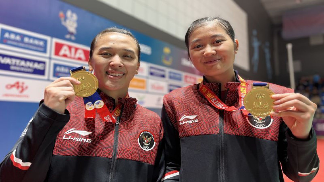 Pasangan ganda putri Amalia Cahaya Pratiwi/Febriana Dwipuji Kusuma berpose dengan medali emas yang mereka raih di cabang olahraga bulu tangkis nomor ganda putri di SEA Games 2023 Kamboja, yang digelar di Stadion Nasional Morodok Techo, Phnom Penh, Kamboja, Selasa (16/5/2023). (ANTARA/Arnidhya Nur Zhafira)