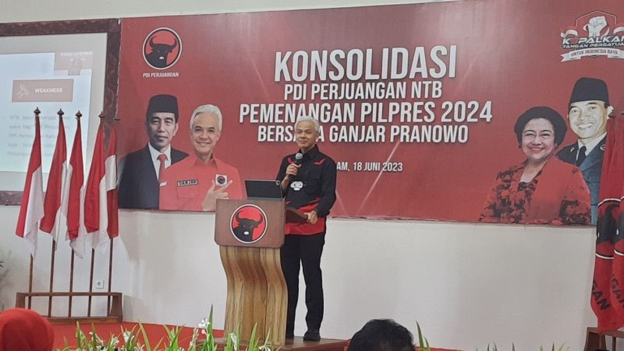 Bakal calon presiden (capres) dari PDI Perjuangan Ganjar Pranowo di Kantor DPD PDIP NTB, Kota Mataram, Lombok, Minggu (18/6/2023). (ANTARA/Narda Margaretha Sinambela)