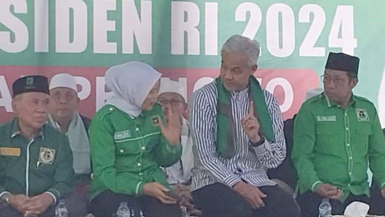 Bakal calon presiden Ganjar Pranowo (kedua kanan) berbincang dengan Wakil Ketua Umum PPP Hj Ermalena (kedua kiri) yang didampingi Ketua DPW PPP Nusa Tenggara Barat (NTB) H. Muzihir (kiri) di Kantor DPW PPP NTB di Jalan Majapahit Kota Mataram, Minggu (18/6/2023). (ANTARA/Nur Imansyah).