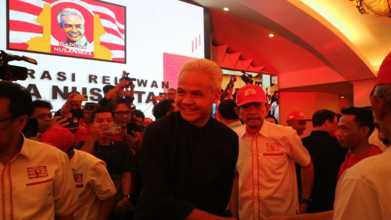 Bakal calon presiden (bacapres) 2024 dari PDI Perjuangan (PDIP) Ganjar Pranowo tiba di Klub Kelapa Gading, Jakarta Utara, Sabtu (10/6/2023) untuk menghadiri deklarasi Relawan Gapura Nusantara. (ANTARA/Fath Putra Mulya)
