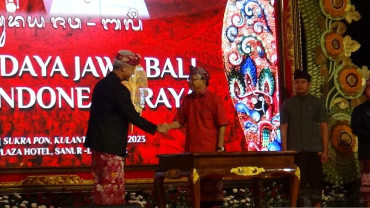 Gubernur Bali Wayan Koster dan Gubernur Jawa Tengah Ganjar Pranowo saat penandatanganan kerja sama budaya di Denpasar, Jumat (16/6/2023). ANTARA/Ni Putu Putri Muliantari