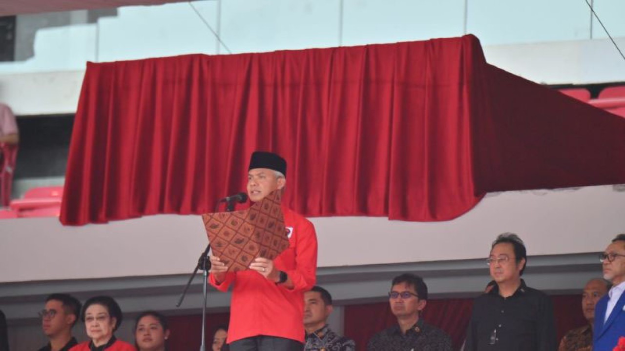 Bakal calon presiden PDI Perjuangan Ganjar Pranowo membacakan naskah "Dedication of Life" dalam Puncak Bulan Bung Karno 2023 di Stadion Utama Gelora Bung Karno, Jakarta, Sabtu (24/6/2023). (ANTARA/HO-PDIP)