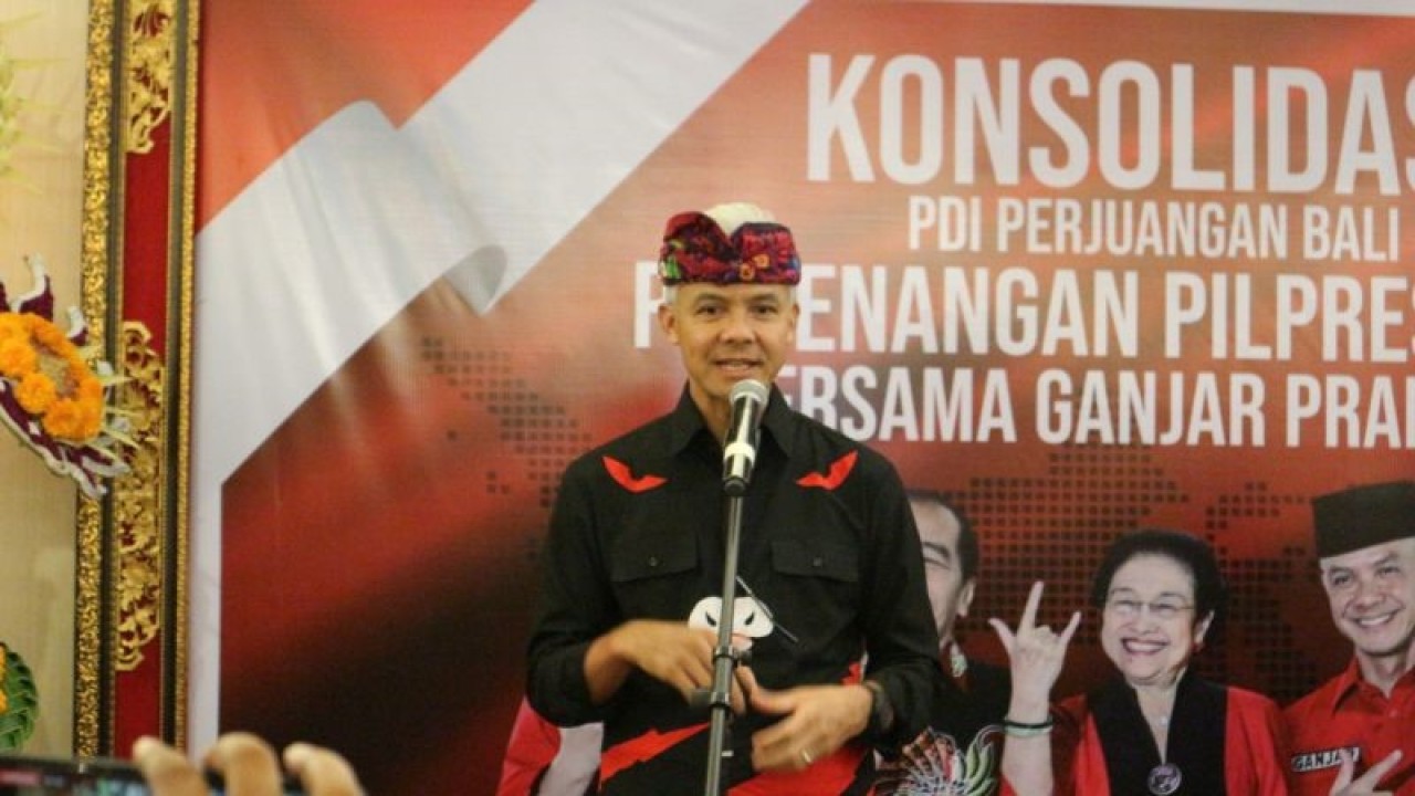 Arsif foto - Calon Presiden dari PDI Perjuangan Ganjar Pranowo berikan keterangan usai Rapat Konsolidasi PDIP Bali untuk Pemenangan Pilpres 2024 di Denpasar, Sabtu (17/6/2023). ANTARA/Fianda Sjofjan Rassat
