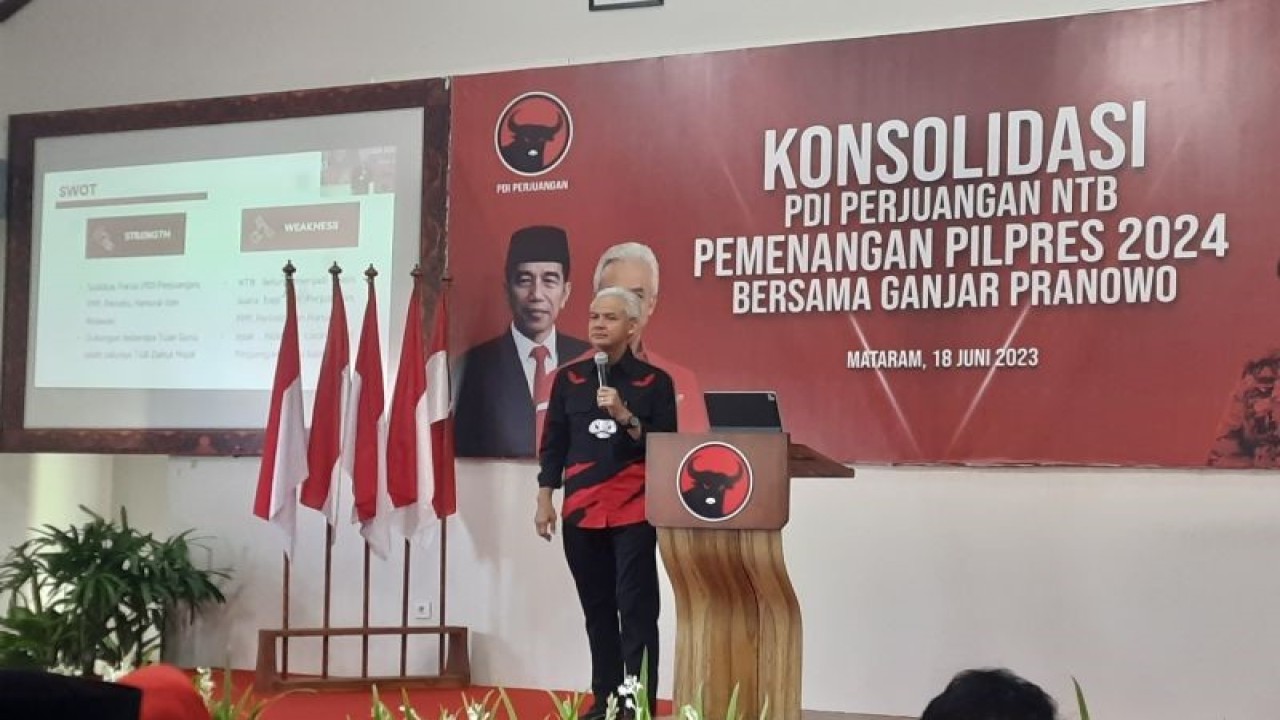 Bakal calon presiden (capres) dari PDI Perjuangan Ganjar Pranowo di Kantor DPD PDIP NTB, Kota Mataram, Lombok, Minggu (18/6/2023). (ANTARA/Narda Margaretha Sinambela)