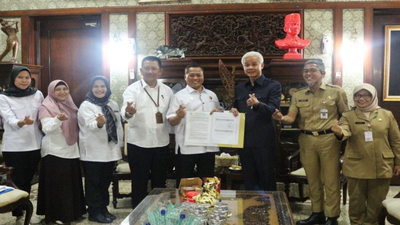 Gubernur Jawa Tengah Ganjar Pranowo ketika menerima penghargaan Satyalancana Wira Karya yang diberikan oleh BKKBN pada Senin (19/6/2023) lalu di kediamannya. (ANTARA/HO-BKKBN)