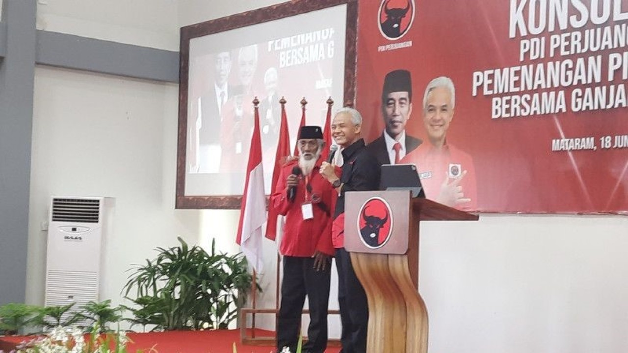 Bakal calon presiden Ganjar Pranowo (kanan) bersama Ketua PAC Lunyuk bernama Soekarno (kiri) di Kantor DPD PDIP NTB, Kota Mataram, Lombok, Minggu (18/6/2023). (ANTARA/Narda Margaretha Sinambela)