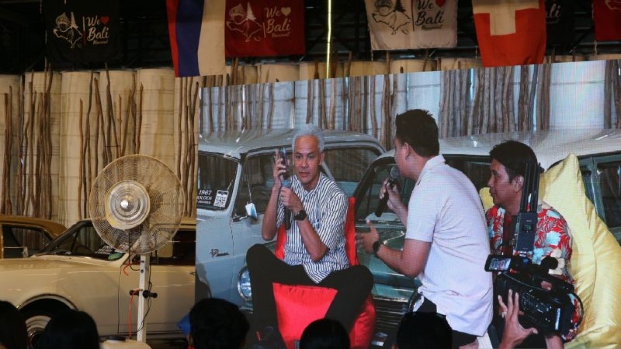 Bakal calon presiden PDIP Ganjar Pranowo berdialog dengan pemuda Milenial dan Gen-Z Bali, Sabtu (17/6/2023). ANTARA/Fianda Sjofjan Rassat