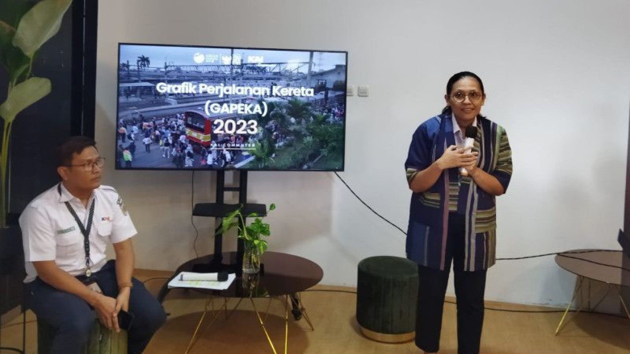 VP Corporate Secretary KAI Commuter Anne Purba (kanan) saat jumpa pers di Kantor KAI Commuter, Jakarta, Senin (29/5/2023). ANTARA/Benardy Ferdiansyah