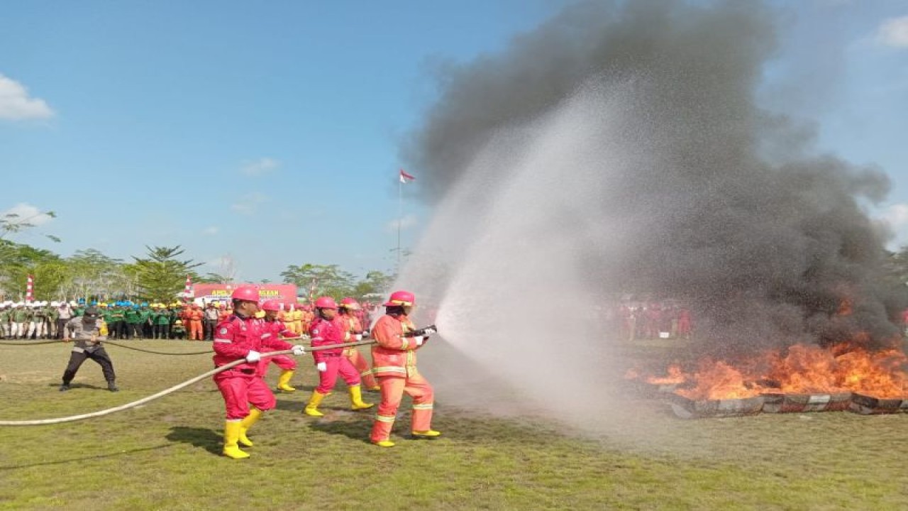 Simulasi pemadaman api oleh PT Astra Agro Lestari dalam Apel Siaga di lapangan Tribuana Mas, Candi Laras Utara, Kabupaten Tapin Kalsel Kalimantan Selatan, Senin (26/6/2023). (Antara/HO/AAL)