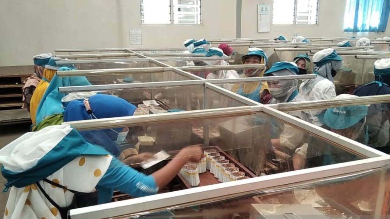 Bangunan Lingkungan Industri Hasil Tembakau yang kini berstatus Kawasan Industri Hasil Tembakau (KIHT) di Desa Megawon, Kecamatan Mejobo, Kabupaten Kudus, Jawa Tengah. (ANTARA/Akhmad Nazaruddin Lathif)