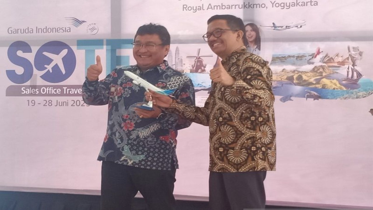 Direktur Layanan dan Niaga Garuda Indonesia Ade R. Susardi (kanan) dan Senior Executive Vice President-Micro & Consumer Finance Bank Mandiri Josephus K. Triprakorso usai pembukaan Sales Office Travel Fair (SOTF) pada 19-28 Juni 2023 di Yogyakarta, Senin (19/6/2023). ANTARA/Ahmad Wijaya.
