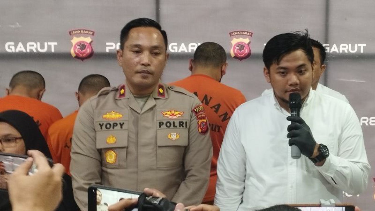 Polisi memberikan keterangan pers pengungkapan kasus tindak pidana perdagangan orang di Kabupaten Garut, Jawa Barat, Senin (19/6/2023). (ANTARA/Feri Purnama)