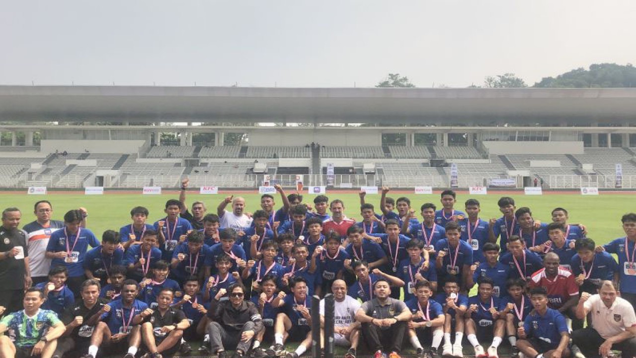 Empat legenda sepak bola dunia yaitu Eric Abidal (Prancis), Juan Sebastian Veron (Argentina), Roberto Carlos (Brasil), dan Karagounis Giorgos (Yunani) bersama para pemain U-16 Indonesia selepas acara Fourfeo Mini Tournament di Stadion Madya GBK, Jakarta, Kamis (1/6/2023). ANTARA/Zaro Ezza Syachniar