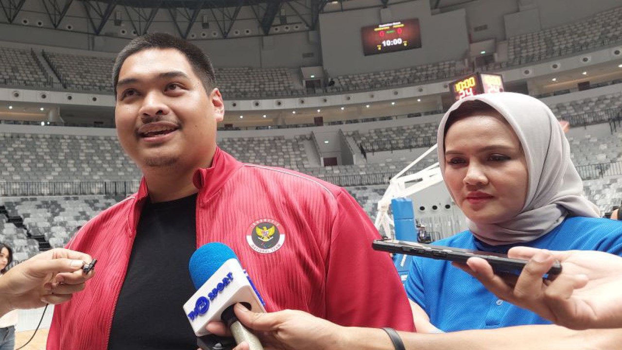 Menpora Dito Ariotedjo (kiri) bersama Sekjen PP Perbasi Nirmala Dewi dalam sesi wawancara usai meninjau Indoor Multifunction Stadium (IMS) di Kompleks Olahraga Gelora Bung Karno (GBK), Senayan, Jakarta, Rabu (7/6/2023). (ANTARA/Muhammad Ramdan)