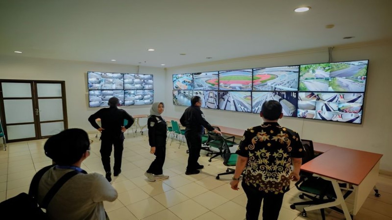 Foto Arsip - Tim asesmen Mabes Polri memeriksa ruang cctv yang berada di stadion Gelora Bung Tomo, Surabaya, Jumat (30/12/2022). (ANTARA/HO-Official Persebaya)