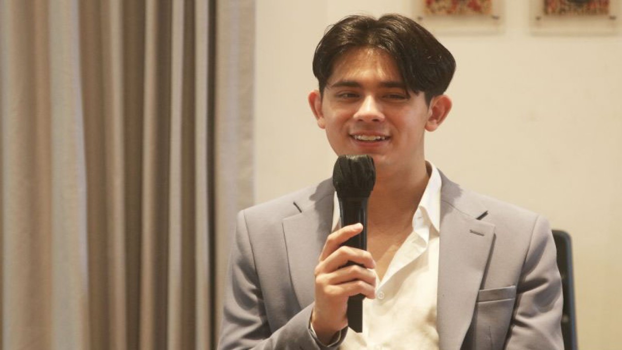 Pianis berbakat asal Inggris keturunan Indonesia, George Harliono, saat sesi jumpa media gelaran konser "An Afternoon with George Harliono", di Jakarta, Jumat (9/6). (ANTARA/Ahmad Faishal)