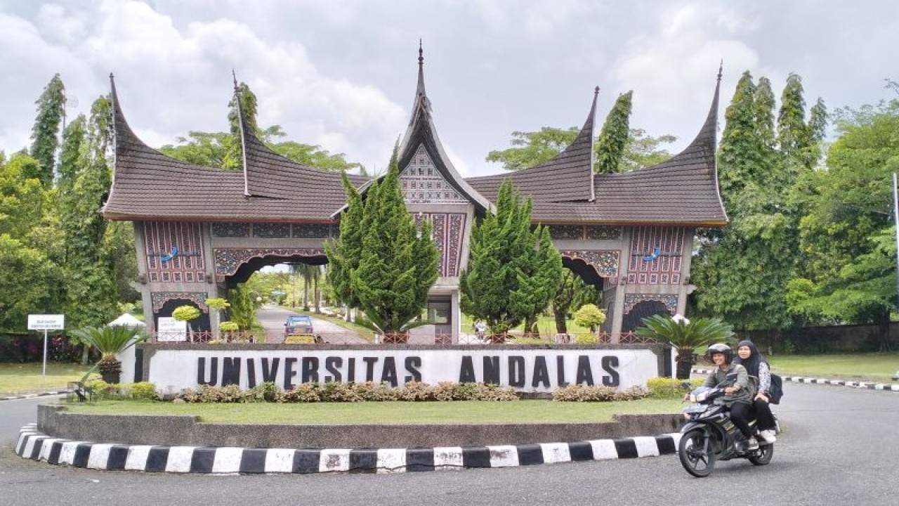 Gerbang masuk ke Universitas Andalas (Unand) Sumatera Barat. (ANTARA/Muhammad Zulfikar).