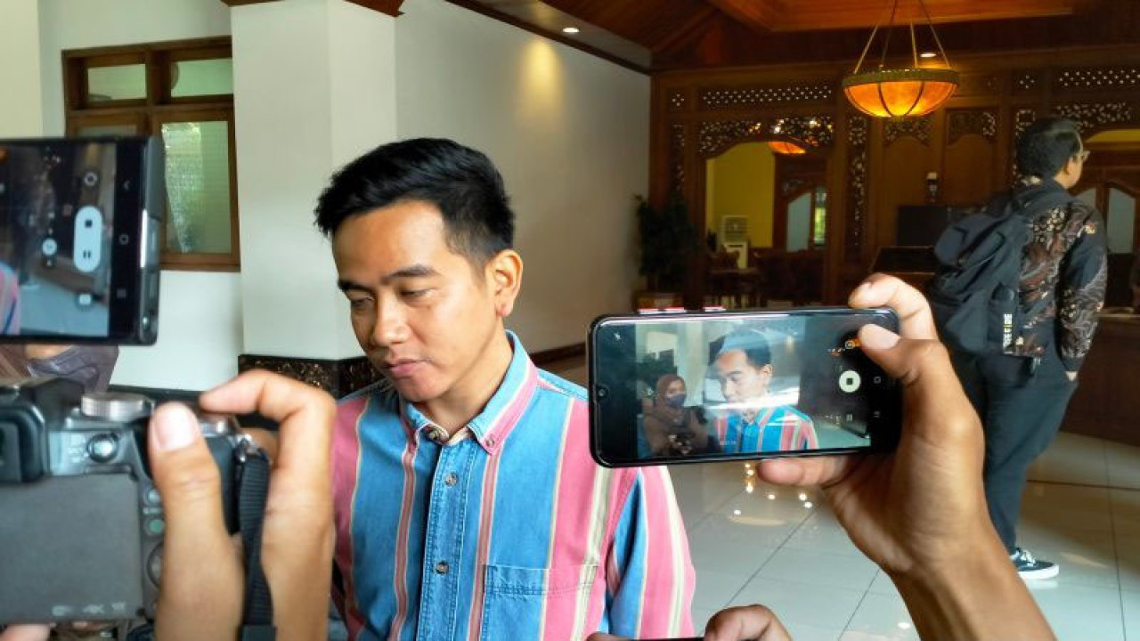Wali Kota Surakarta Gibran Rakabuming Raka memberikan keterangan kepada wartawan di Solo, Selasa (13/6/2023). ANTARA/Aris Wasita