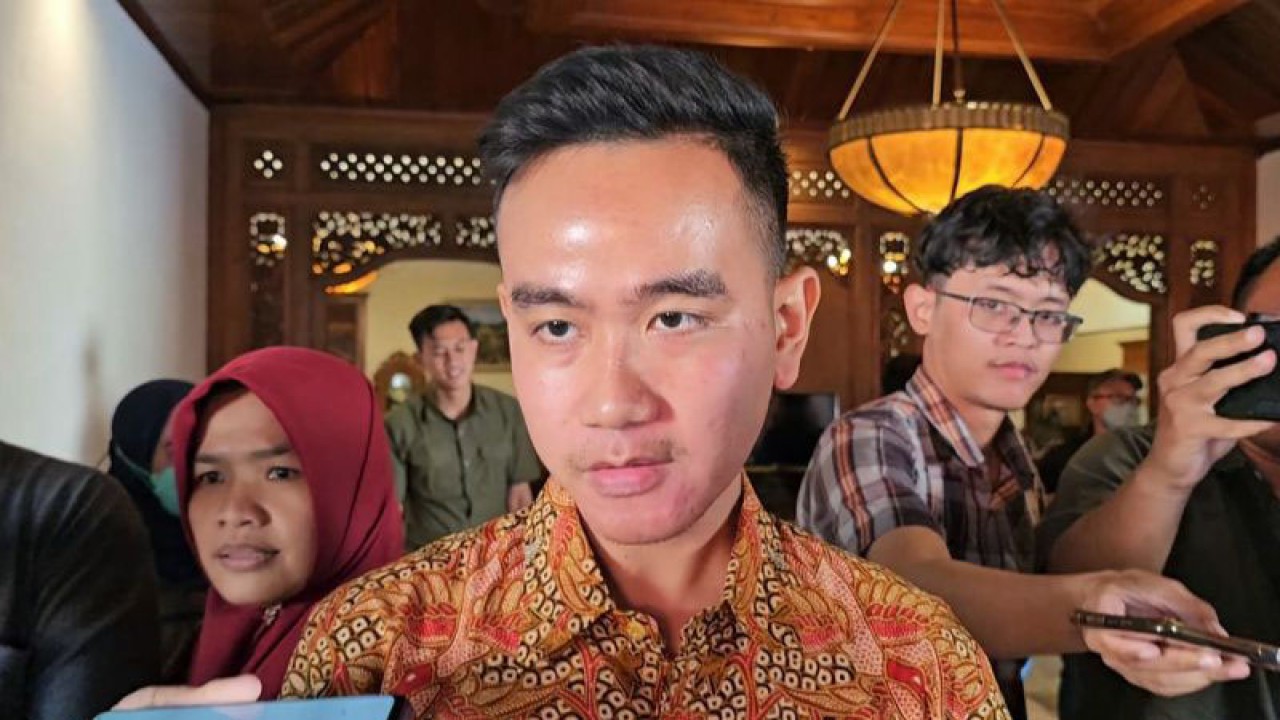 Wali Kota Surakarta Gibran Rakabuming Raka bertemu dengan wartawan di Solo, beberapa waktu lalu. ANTARA/Aris Wasita