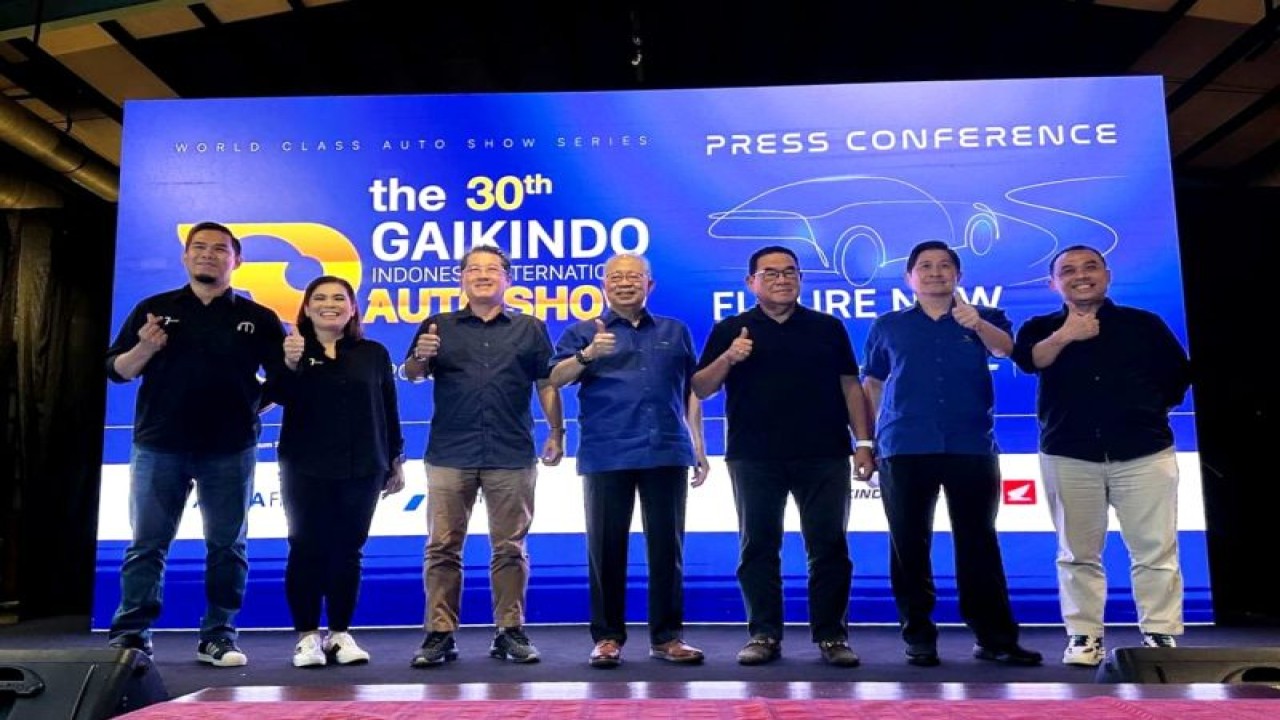 Ketua Umum Gaikindo, Yohannes Nangoi bersama dengan jajarannya berfoto bersama usai jumpa wartawan di Jakarta, Rabu (24/5/2023). (ANTARA/HO/Gaikindo)
