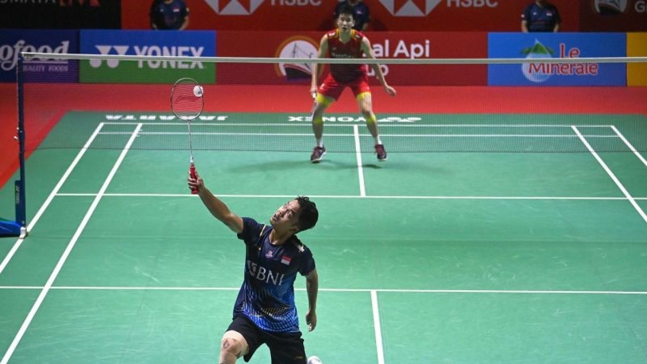 Pebulu tangkis tunggal putra Indonesia Anthony Ginting (bawah) mengembalikan kok ke arah tunggal putra China Li Shi Feng dalam babak semifinal Indonesia Open 2023 di Istora Senayan, Jakarta, Sabtu (17/6/2023). Ginting menang dua gim langsung (21-17, 21-15) sehingga lolos ke babak final. ANTARA FOTO/Aditya Pradana Putra/pras.