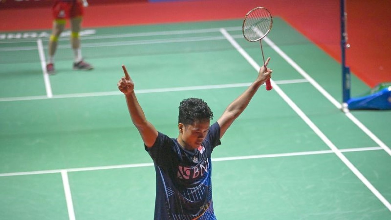 Pebulu tangkis tunggal putra Indonesia Anthony Ginting berselebrasi usai mengalahkan tunggal putra China Li Shi Feng dalam babak semifinal Indonesia Open 2023 di Istora Senayan, Jakarta, Sabtu (17/6/2023). Ginting menang dua gim langsung (21-17, 21-15) sehingga lolos ke babak final. ANTARA FOTO/Aditya Pradana Putra/pras.