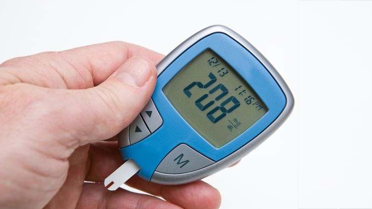 Glucometer, alat untuk cek gula darah berfungsi untuk mengukur kadar gula di dalam darah.