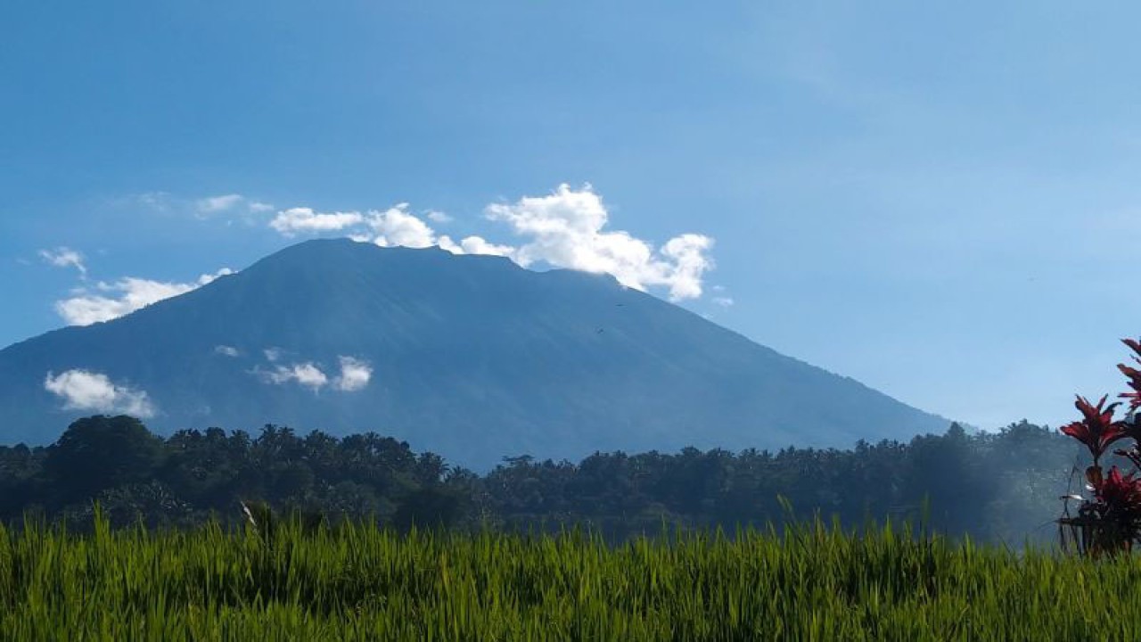 Arsip foto - Pemandangan Gunung Agung diamati di Desa Besakih, Kabupaten Karangasem, Bali, Rabu (19/4/2023) ANTARA/Dewa Ketut Sudiarta Wiguna