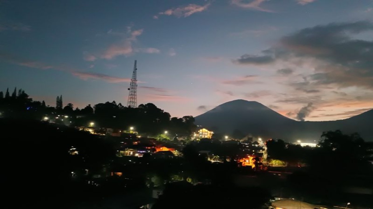 Suasana Gunung Lokon Kota Tomohon, Sulawesi Utara. ANTARA/Karel A. Polakitan