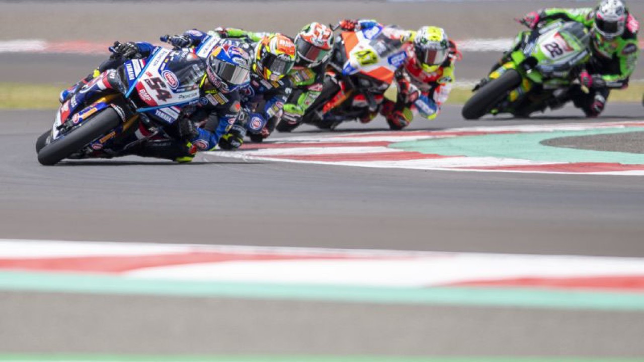 Arsip- Pebalap Pata Yamaha Prometeon WorldSBK Toprak Razgatlioglu memacu kecepatan saat Race 2 WSBK 2023 di Pertamina Mandalika International Street Circuit di KEK Mandalika, Praya, Lombok Tengah, NTB, Minggu (5/3/2023). . ANTARA FOTO/M Agung Rajasa/nym.